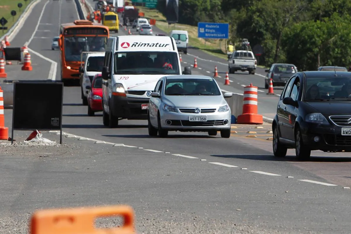 Imagem mostra um trecho da BR-116 com movimento intenso.