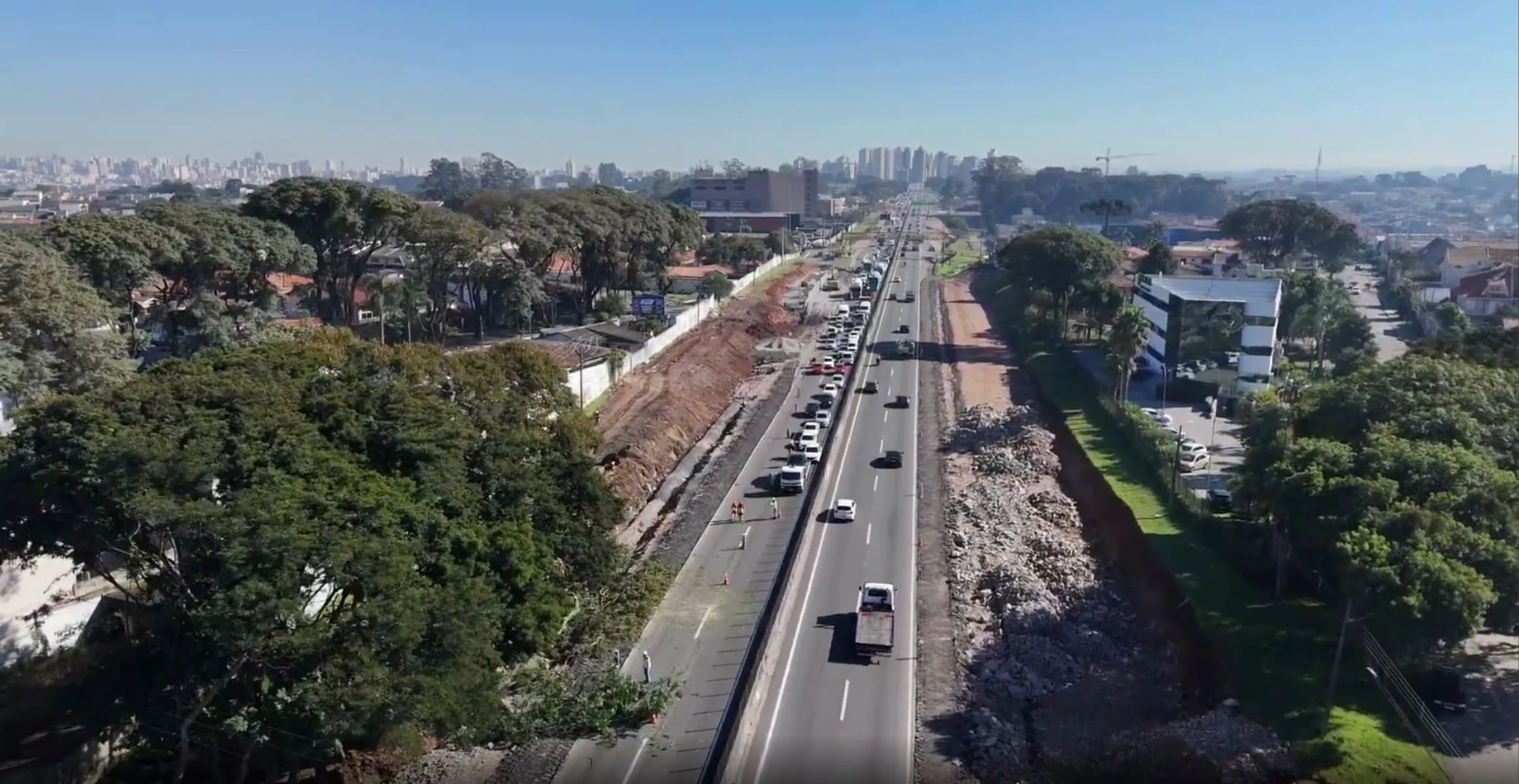 A imagem mostra um trecho da BR-277 em obras.
