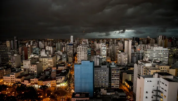 Tempestades derrubam energia de mais de 308 mil clientes no dia da eleição no Paraná