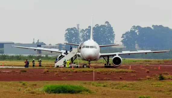 Avião sai da pista e passageiros desembarcam na lama em Cascavel