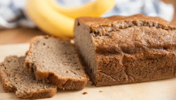 Tem banana madura em casa? Faça esse bolo proteico para o lanche da tarde