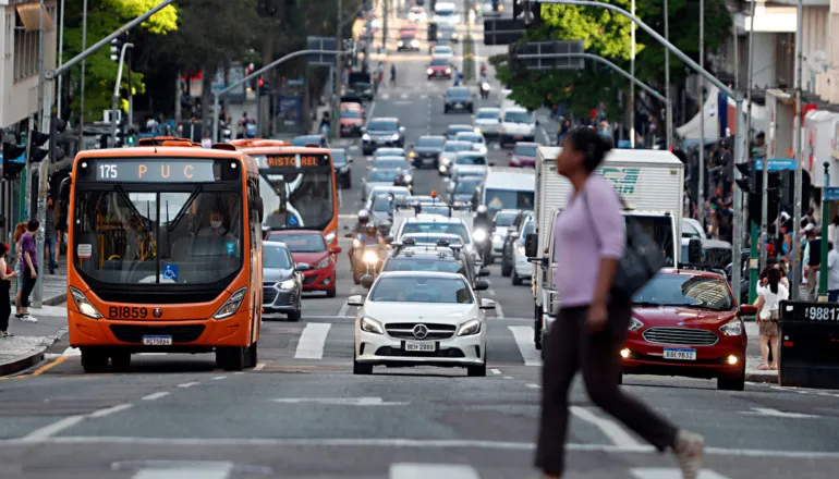Trânsito em Curitiba: três bairros têm ruas totalmente bloqueadas nesta terça-feira (1º)