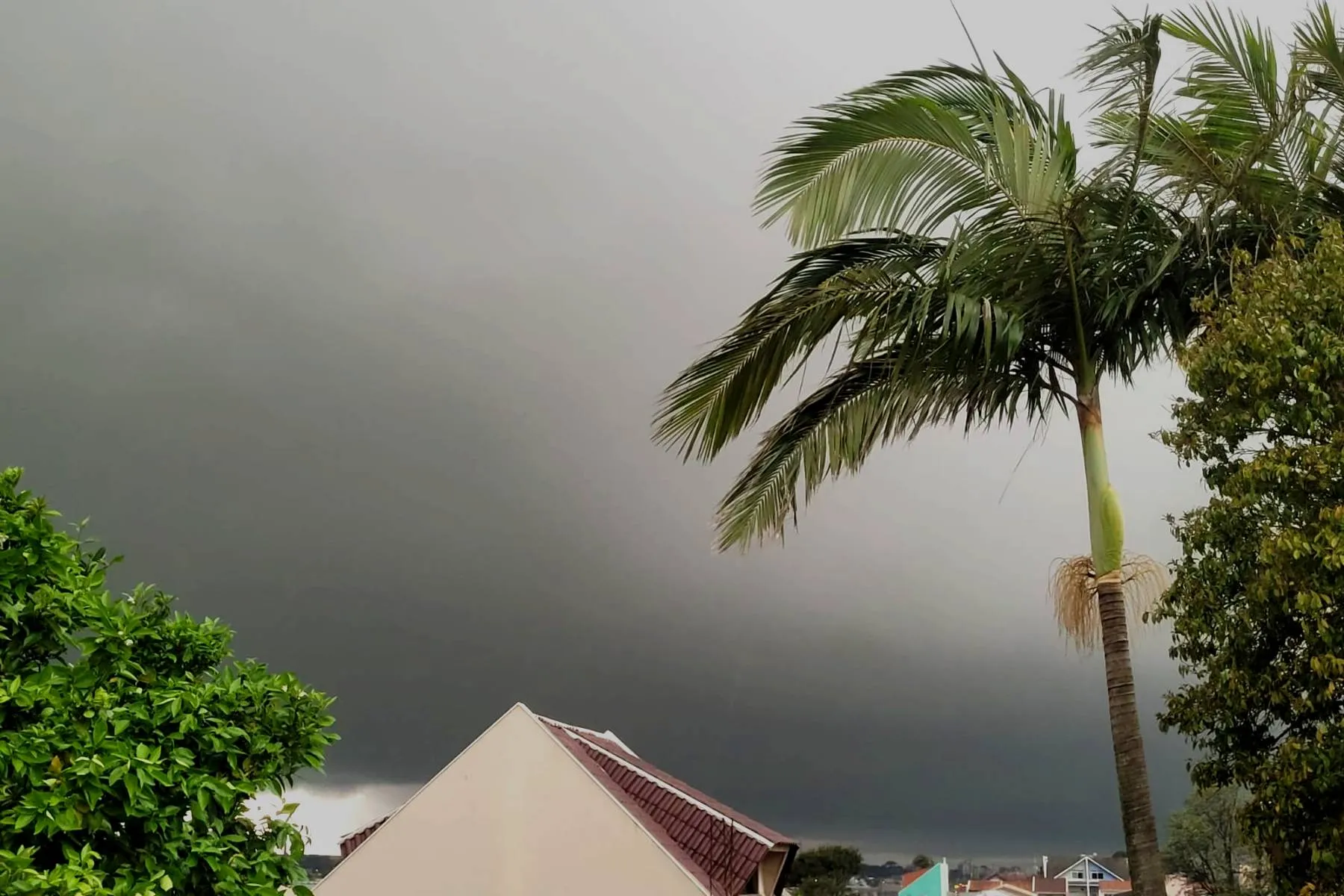 Imagem mostra o céu carregado em Curitiba com durante um dia de alerta de tempestade.