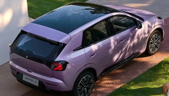 BAIC Arcfox T1 tem porta-malas gigante, teto panorâmico e interior de luxo. Pesadelo para Dolphin?