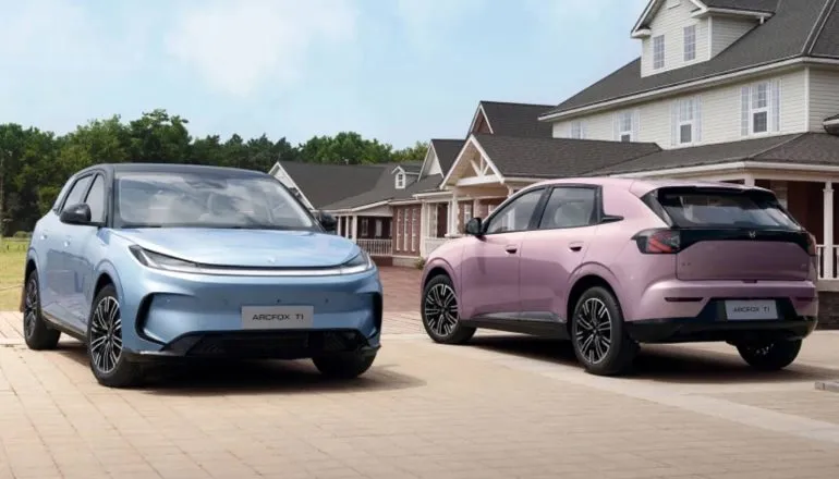 Imagem mostra o Baic Arcfox T1: O BAIC Arcfox T1 exibe iluminação contínua com tecnologia Dynamic Ice Brilliance e rodas usinadas de liga leve de 18 polegadas