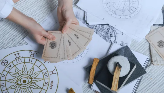 Paixão, encontros e decisões importantes: confira as previsões do tarot para o amor em setembro