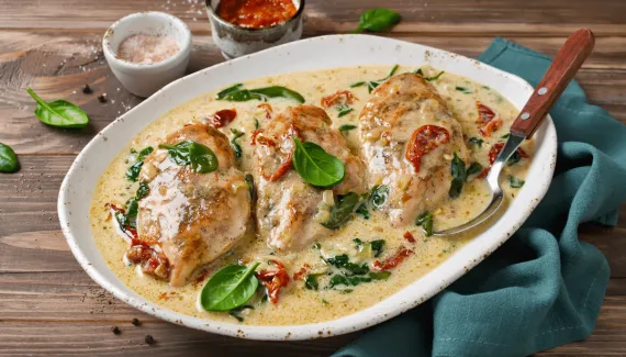 Tem filé de frango em casa? Faça essa receita proteica com molho para o jantar