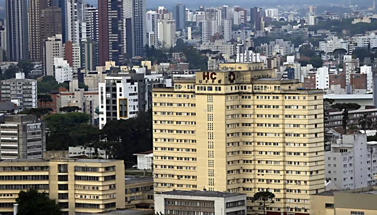 Hospital público do Paraná é o 1º do Brasil credenciado para desenvolver biofármacos