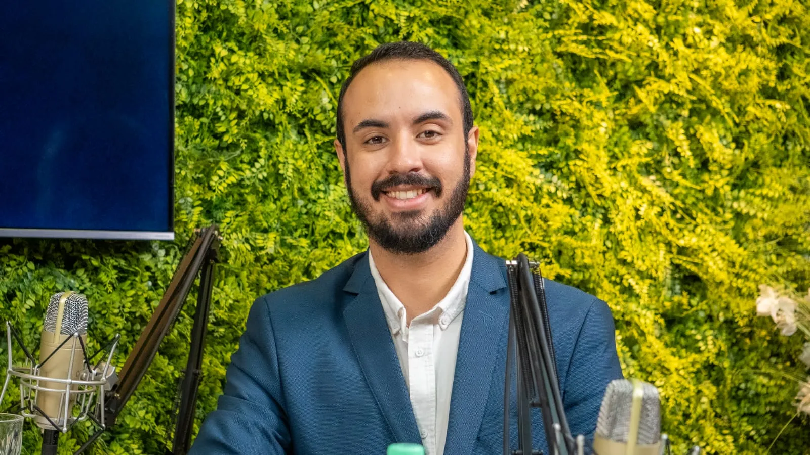 Plataforma sobre autismo / Dr. Gabriel em mesa de podcast