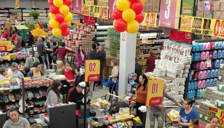 SuperDia Atacado em Ampére / vista aérea do interior da loja, clientes comprando