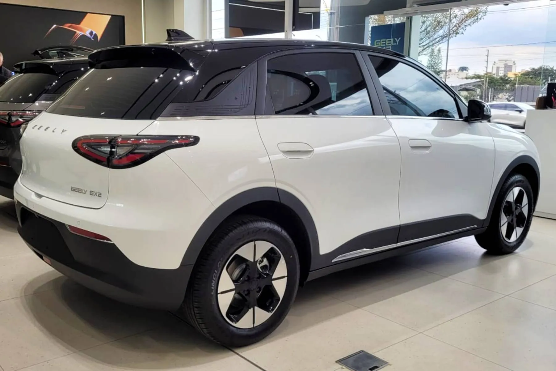 geely ex2 MAX na cor braco com teto preto.
