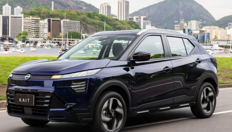 Nissan Kait 2027 advance plus azul lateral. Com 4,30 metros de comprimento e 2,62 metros de entre-eixos, a linha 2027 do Nissan Kait teve redução de preços na maioria das versões. Na imagem a versão Advance Plus