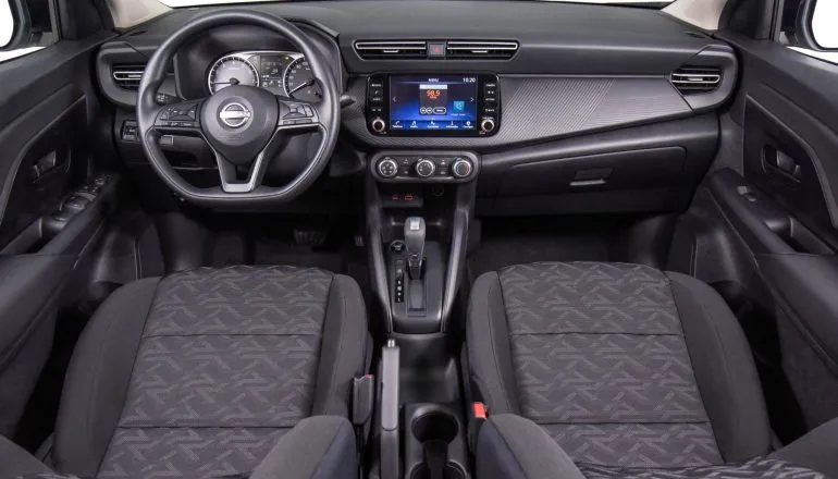 Nissan Kait 2027 interna multimidia e cluster. Produzido no Complexo Industrial de Resende (RJ), o Nissan Kait 2027 chega às concessionárias da marca em todo o país.
