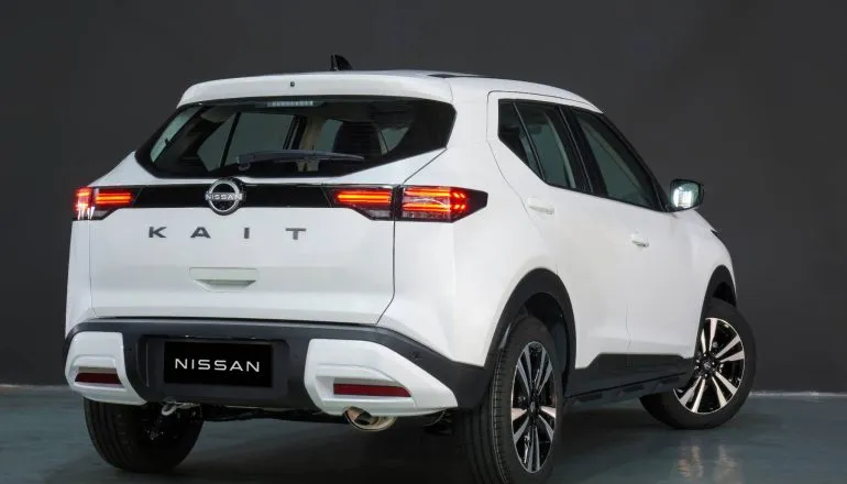 Nissan Kait 2027 traseira branca. Traseira do Nissan Kait traz a identificação do nome do SUV cravada no centro da tampa do porta-malas de 432 litros.