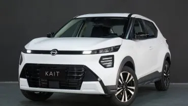 Nissan Kait dianteira lateral na cor branca 2027. Grade frontal do Nissan Kait exibe o conjunto óptico separado com faróis em iluminação full LED de longo alcance.