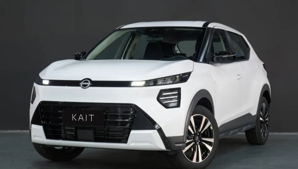 Nissan Kait dianteira lateral na cor branca 2027. Grade frontal do Nissan Kait exibe o conjunto óptico separado com faróis em iluminação full LED de longo alcance.