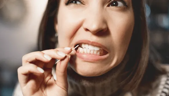 Usar palito de dente parece inofensivo, mas pode prejudicar a gengiva; entenda