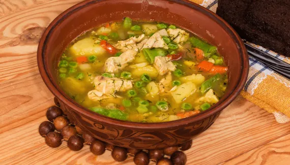 Quer um jantar leve e rico em proteínas? Veja 3 receitas de sopas saudáveis