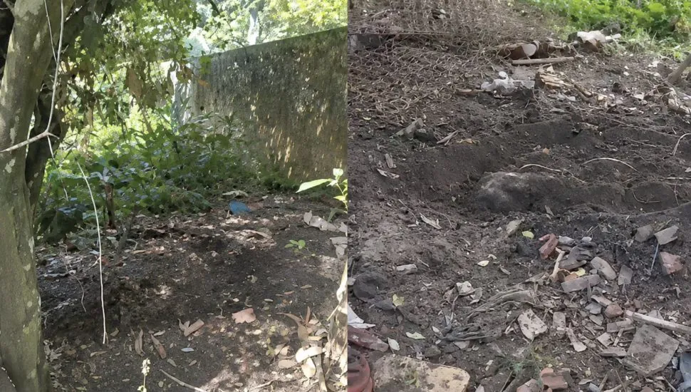 Composição fotográfica dividida em duas imagens verticais lado a lado mostrando áreas de terreno externo com vegetação e entulho. Na imagem da esquerda, vê-se o tronco e a folhagem de uma árvore em primeiro plano, com chão de terra coberto de folhas secas ao longo de um muro alto de alvenaria com musgo. Na imagem da direita, há um detalhe aproximado do solo de terra batida revolvida, repleto de restos de obras, pedaços de tijolos, pedras, galhos secos e emaranhados de arame sob luz natural diurna.