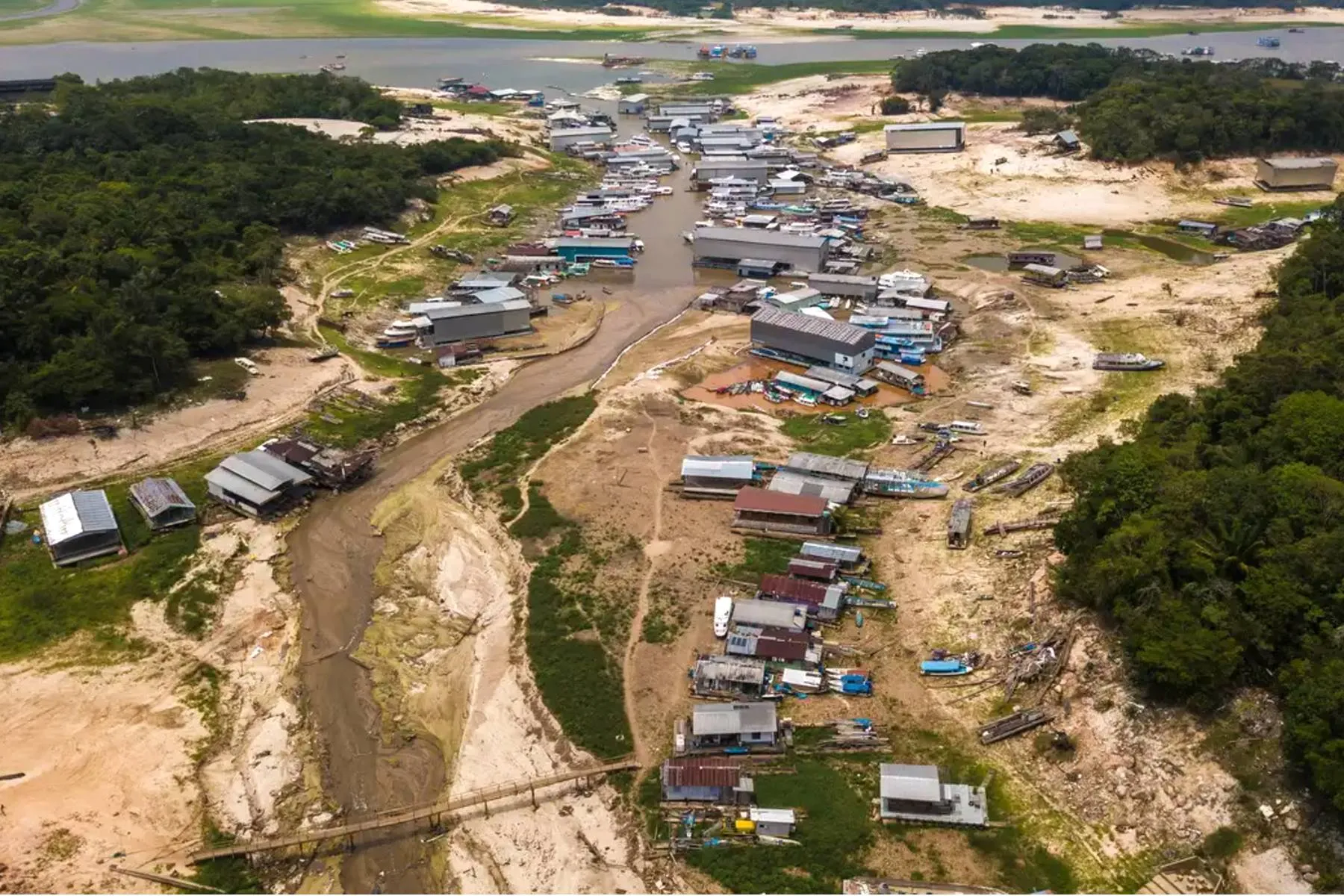 Imagem mostra uma área devastada por um alagamento possivelmente causado pelas mudanças do El Niño.