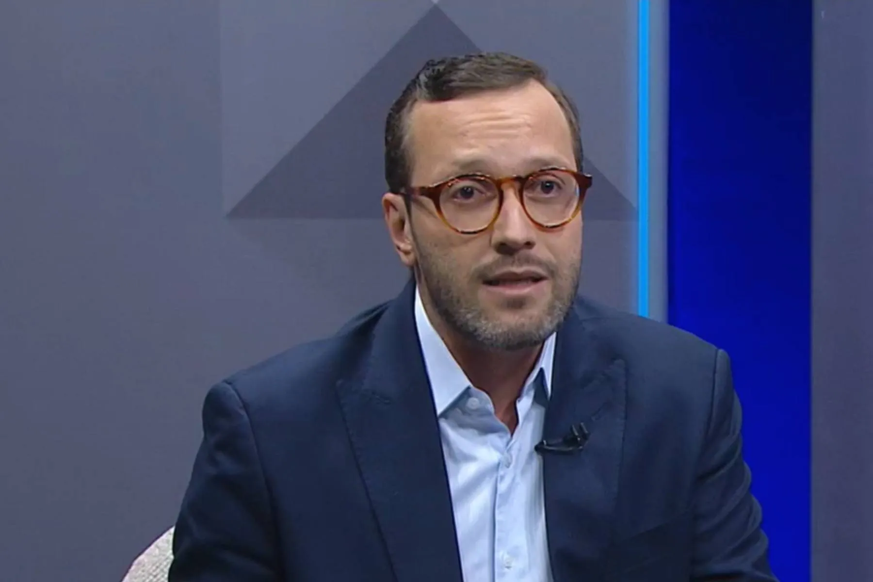 Imagem mostra Filipe Barros em sabatina na Tv Globo
