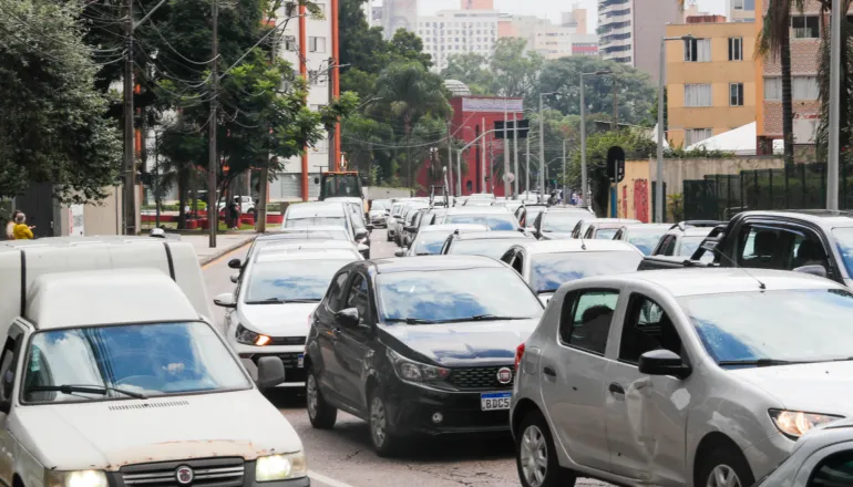 Trânsito em Curitiba: novo bloqueio e interdição por erosão nesta quarta (30)