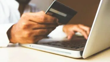 Imagem mostra uma pessoa visitando um site de compras online.