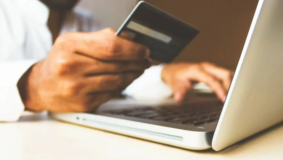 Imagem mostra uma pessoa visitando um site de compras online.