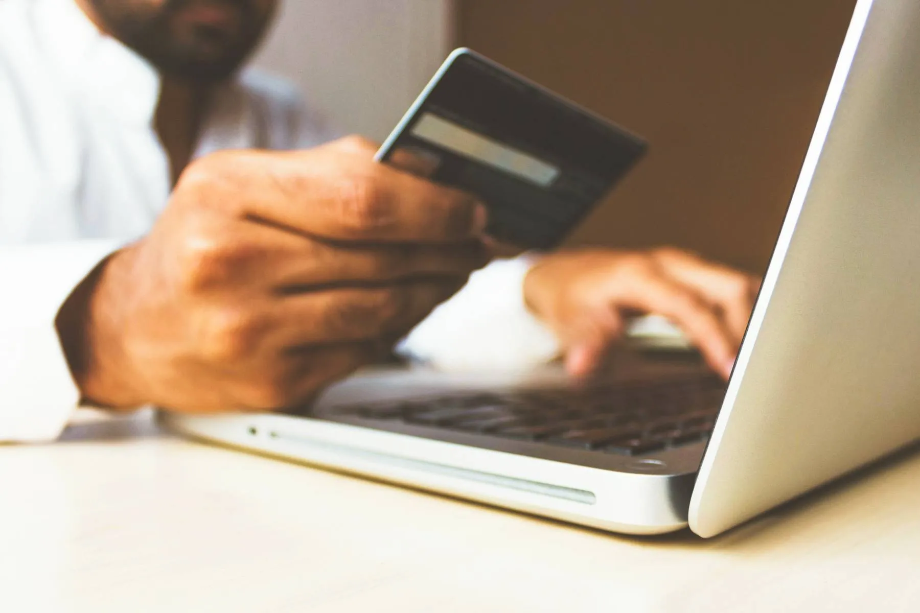 Imagem mostra uma pessoa visitando um site de compras online.