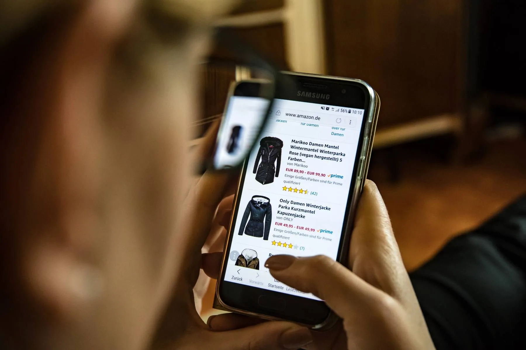 Imagem mostra uma pessoa visitando um site de compras online.