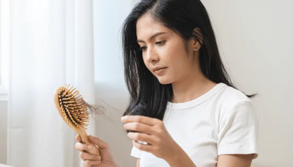 Seu cabelo começou a cair após um período de estresse? Entenda o que pode estar acontecendo