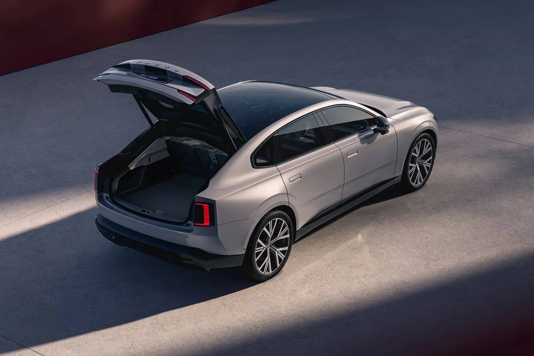 Volvo ES90 traseira cinza. Traseira do Volvo ES90 conta com lanternas de LED em formato de "C" e linha de teto com estilo fastback.