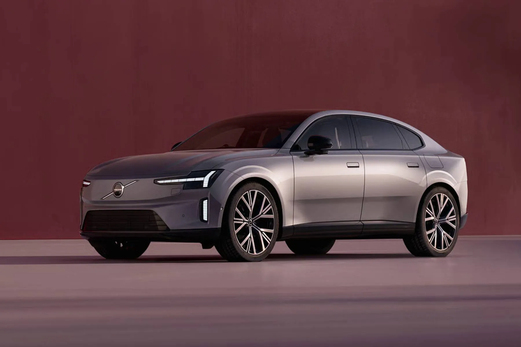Volvo ES90 lateral cinza. O sedã elétrico Volvo ES90 traz faróis com iluminação em formato de "Martelo de Thor" e distância do solo ligeiramente elevada