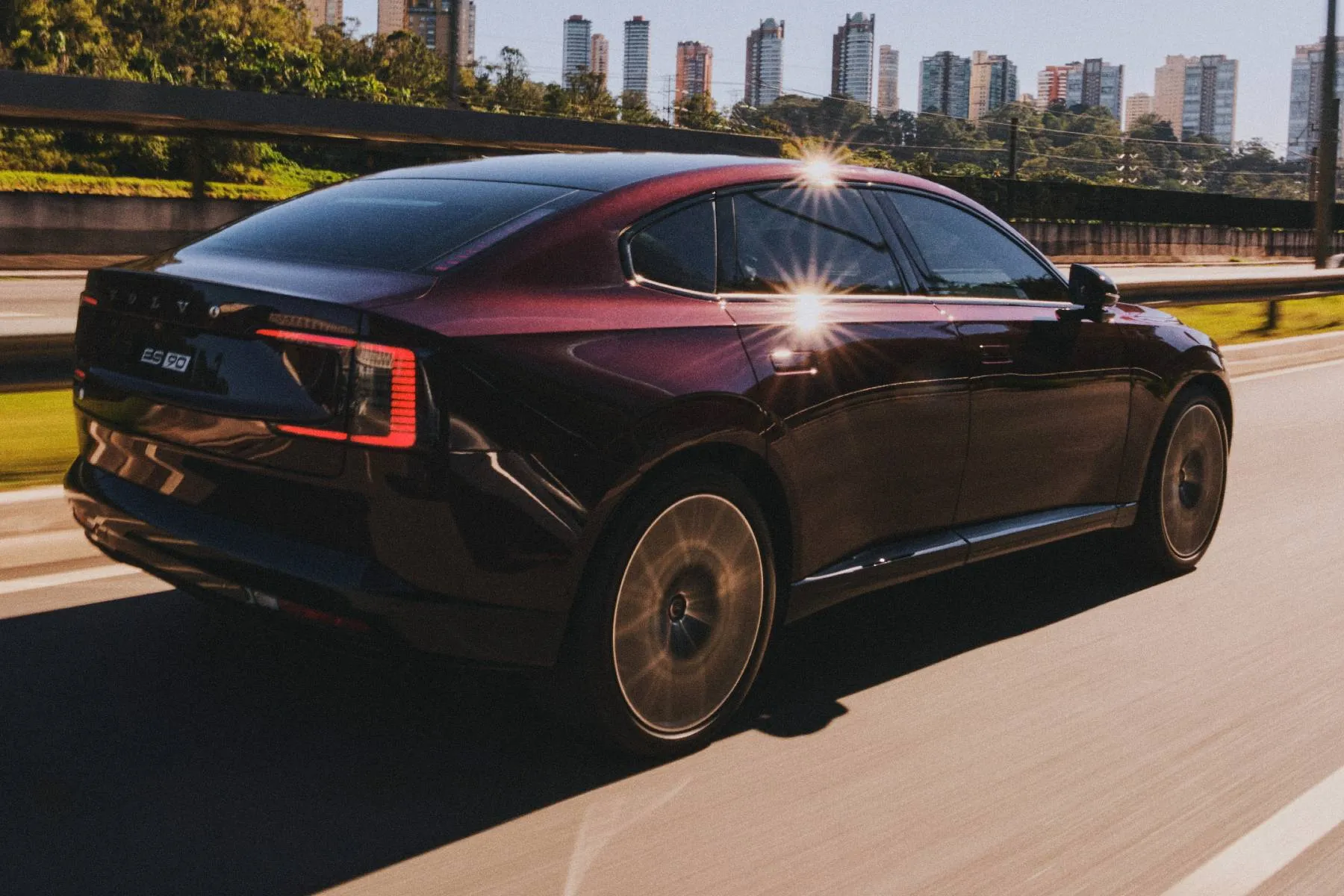 Volvo ES90 lateral traseira bordo