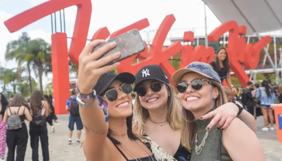 Chega cedo, capricha no look ou some na multidão: veja como cada signo curte o Rock in Rio