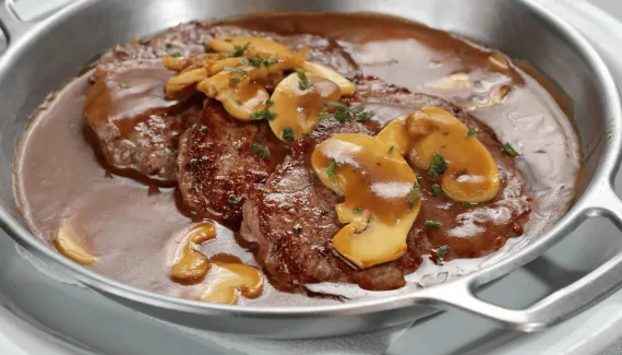 Esse filé-mignon ao molho madeira é mais fácil de fazer do que parece