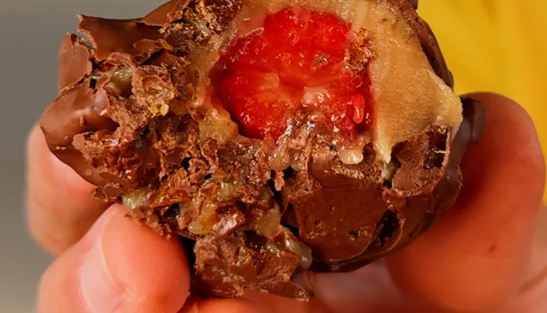 Morango cravejado em Curitiba. Variação da receita: Morango cravejado com Amendocrem.