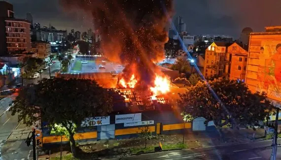 Incêndio com explosões em Curitiba destrói loja de pneus; igreja também é atingida