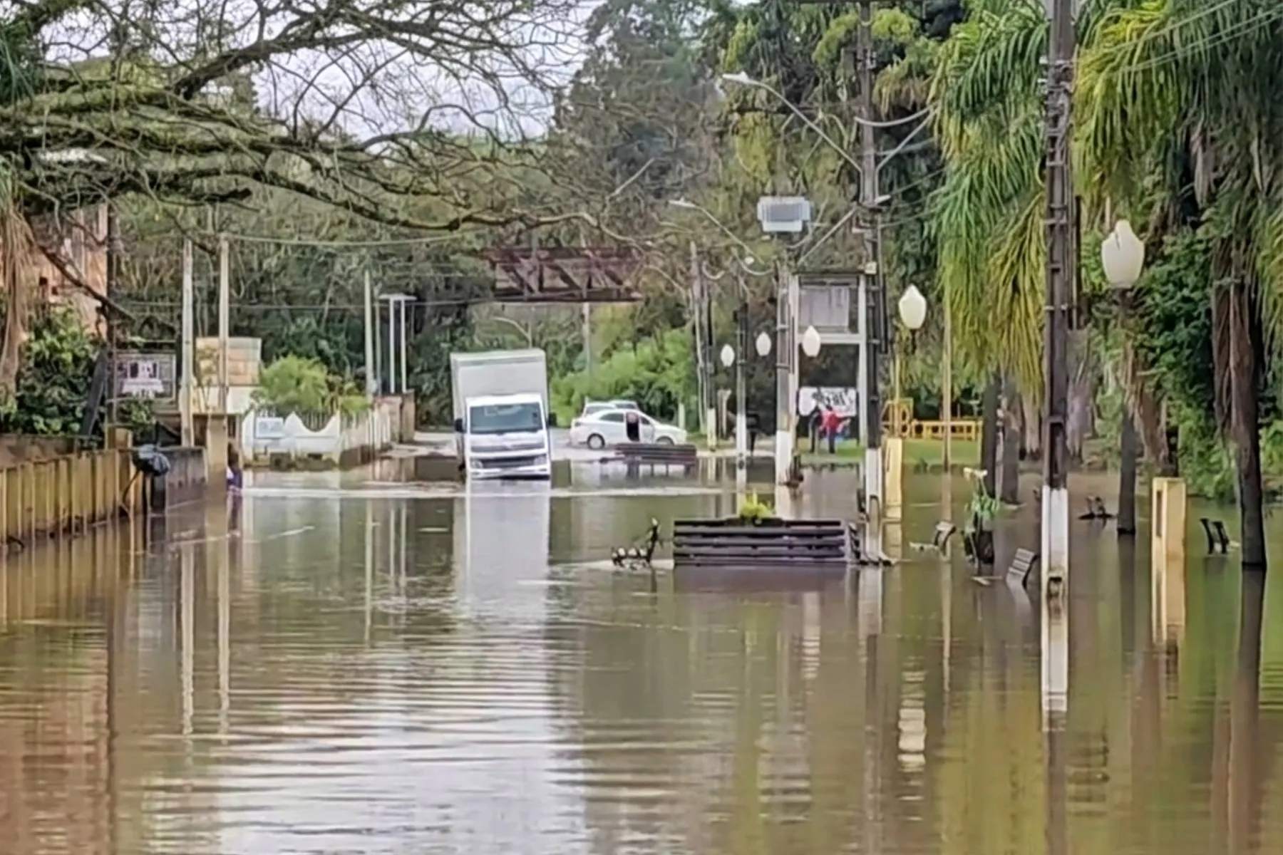 Imagem mostra uma rua de Rio Negro alagada por cauda das enchentes que atingem a cidade.