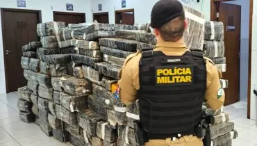 Imagem mostra uma apreensão de 5 toneladas de maconha em Curitiba.