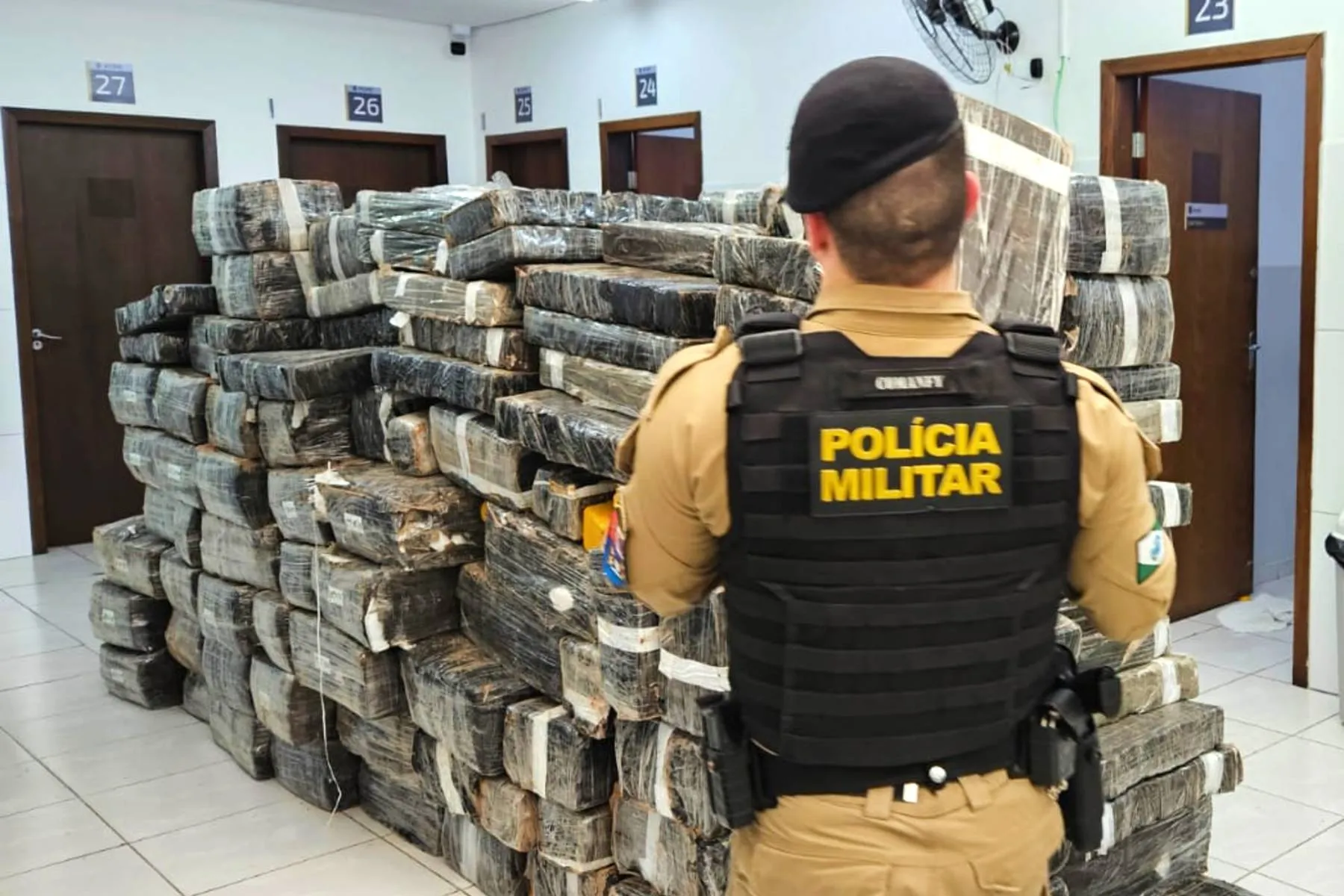 Imagem mostra uma apreensão de 5 toneladas de maconha em Curitiba.