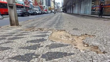 Calçada na Av. República Argentina, no bairro Água Verde.