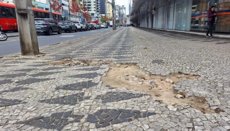 Acidente em calçadas: Quem paga a conta quando o pedestre cai em uma via pública?