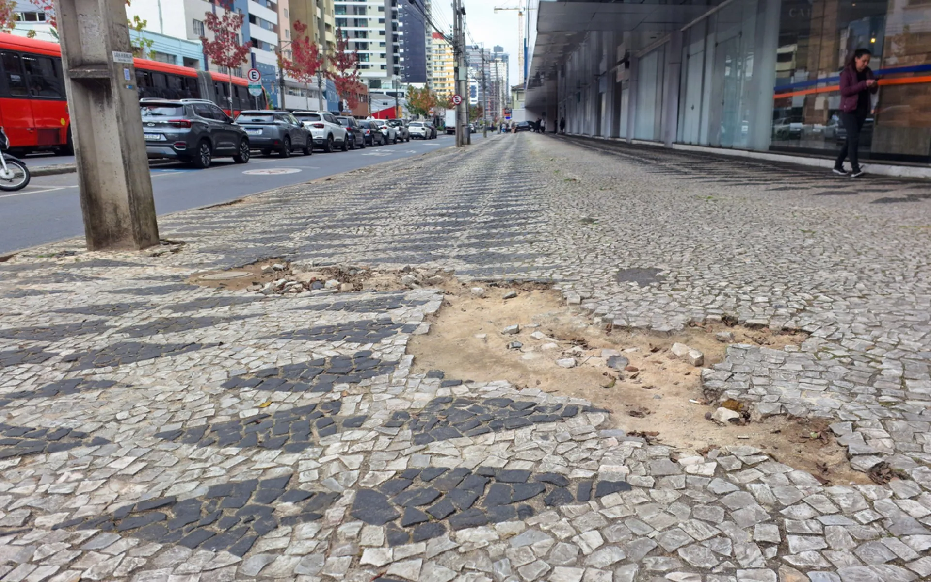 Calçada na Av. República Argentina, no bairro Água Verde.