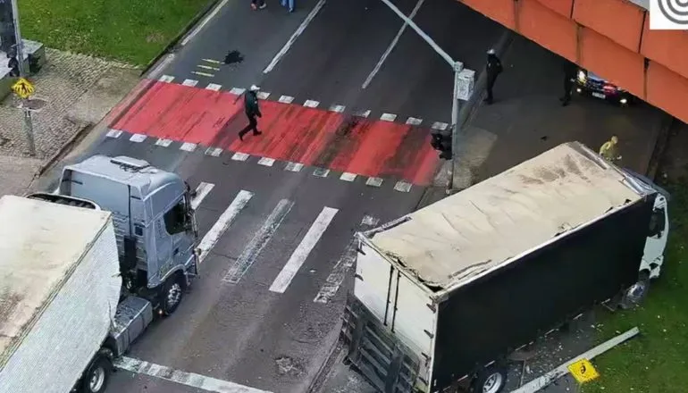 Linha Verde fica uma hora interditada após acidente com carreta e mais dois veículos