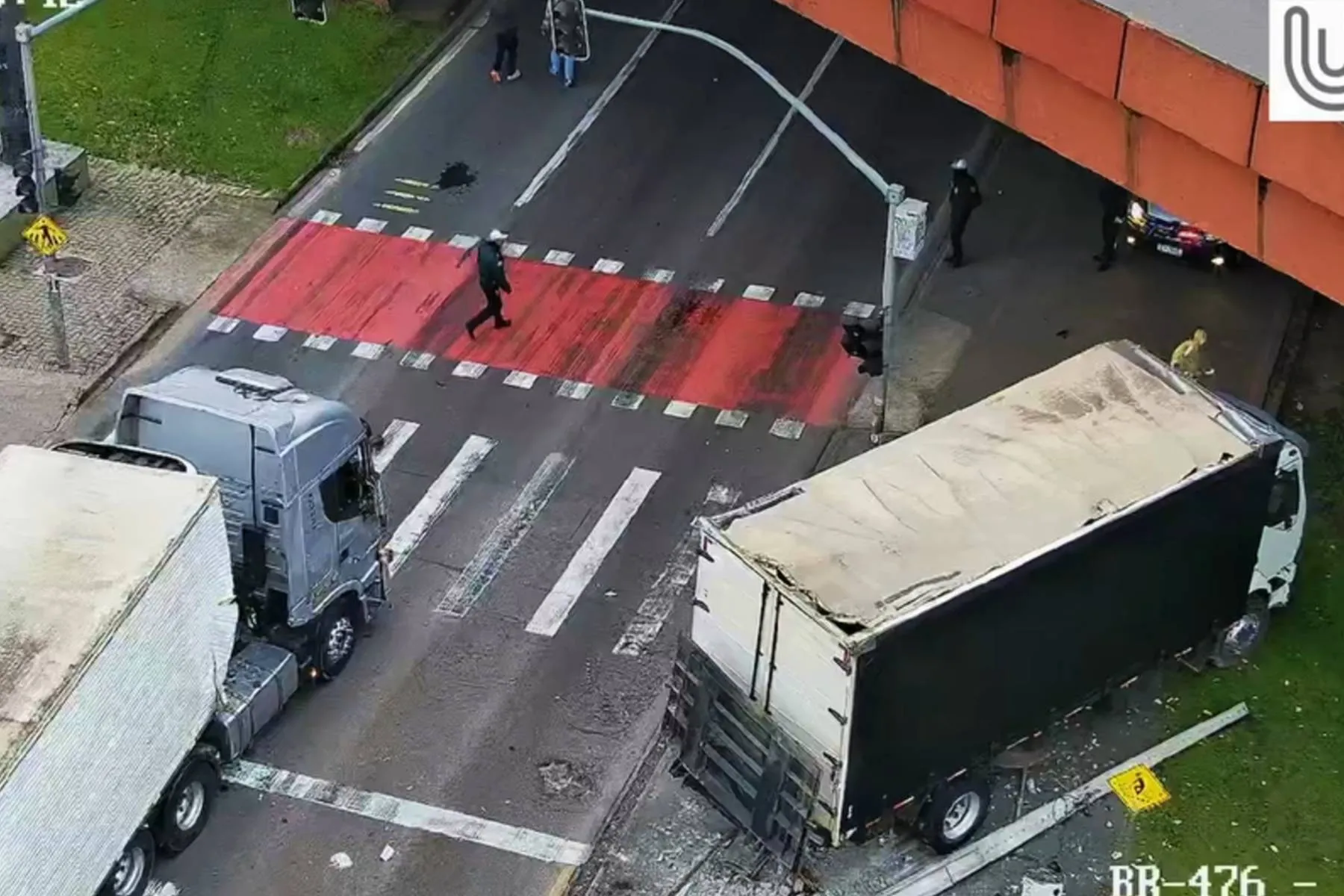 Imagem mostra um caminhão acidentado em baixo de um viaduto de Curitiba.
