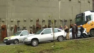 Caminhão-tanque arrasta veículos na Linha Verde e duas pessoas morrem em Curitiba