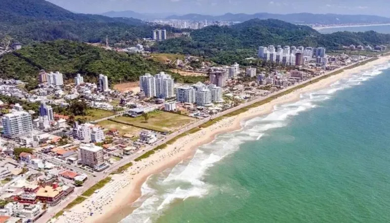 Escassez de terrenos e limites de altura ajudam a valorizar imóveis na Praia Brava.