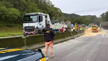 Imagem mostra um local de acidente na BR-277, em Morretes, litoral do Paraná.