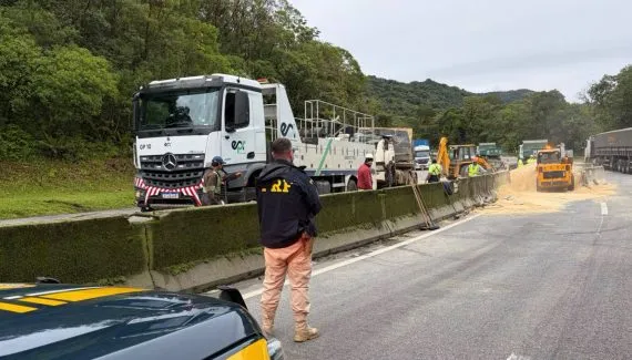 Caminhão tomba na BR-277 e causa interdição no caminho para o Litoral